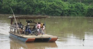 Kompang, salah satu alat transportasi rakyat di Batang Kuantan. Foto: Dokumentasi Bilik Kreatif.