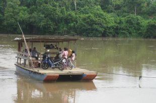 Kompang, salah satu alat transportasi rakyat di Batang Kuantan. Foto: Dokumentasi Bilik Kreatif.